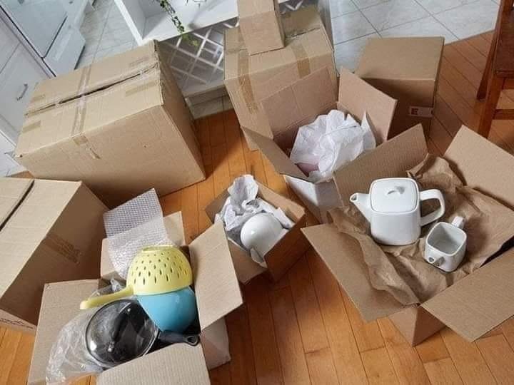 تعبئة وتغليف أطقم الشاي وأواني المطبخ بأوراق الحماية والفقاعات