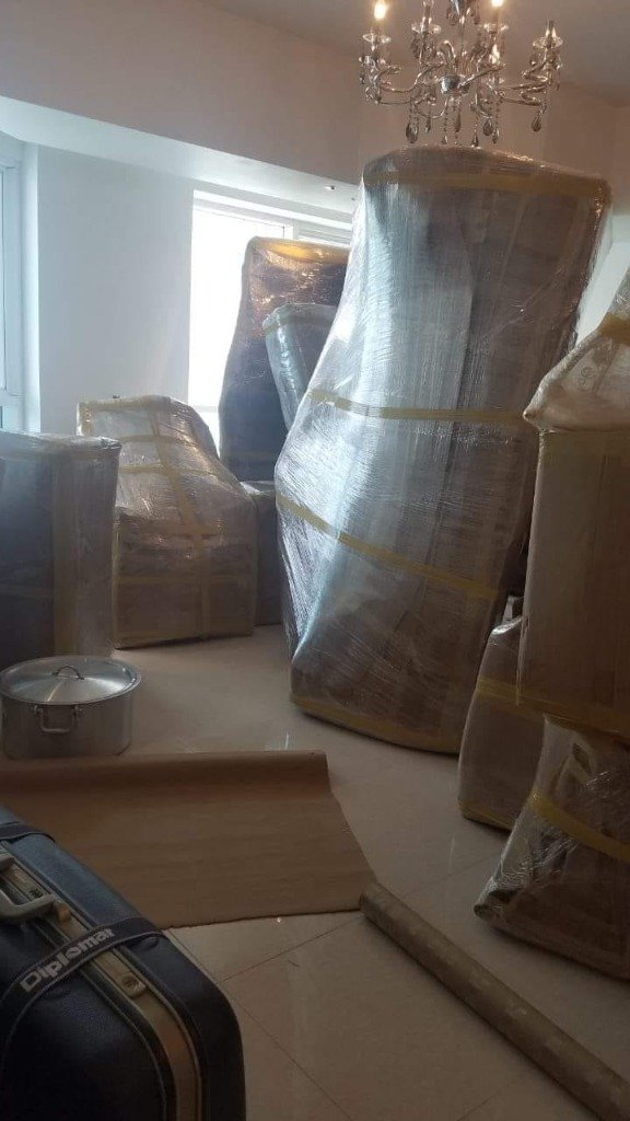 تغليف أثاث الصالات الفاخرة بالنايلون الحراري تحت الثريات