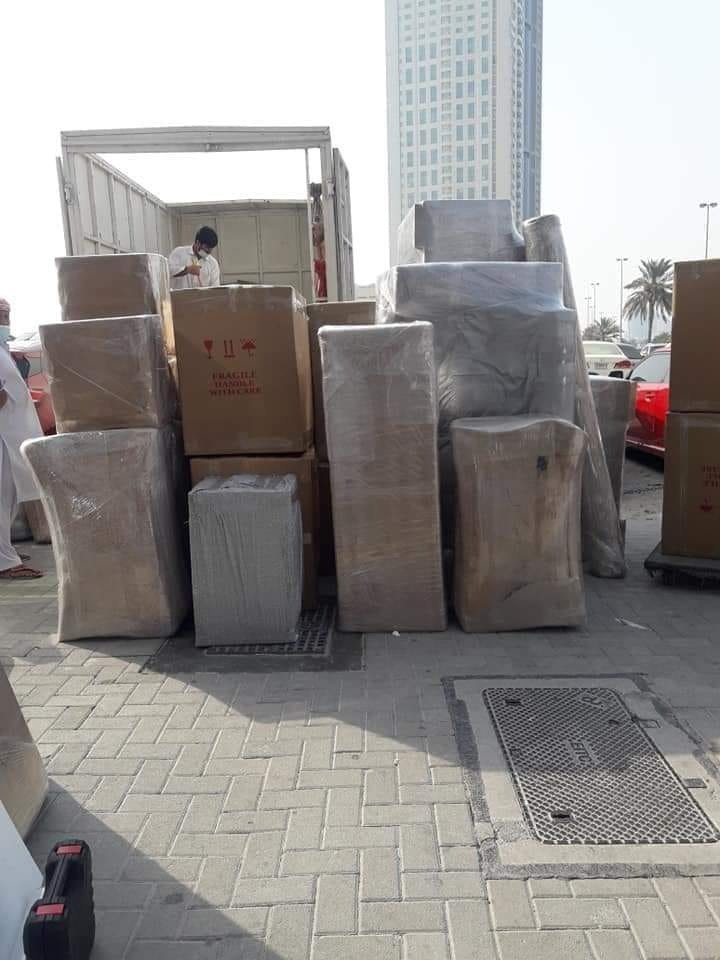 تحميل العفش والصناديق إلى شاحنة النقل
