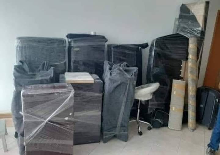 تغليف رولات السجاد والمفروشات وحقائب السفر بالاسترتش