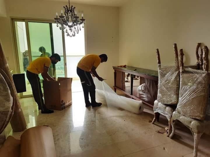 طاقم سفن ستار أثناء تغليف الأثاث المنزلي